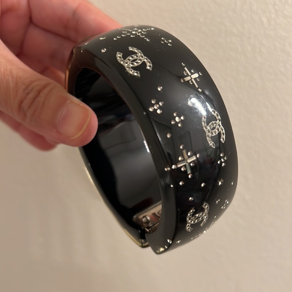 ❤️Chanel black resin hinged bangle w/ crystal,2008 Spring Collection❤️